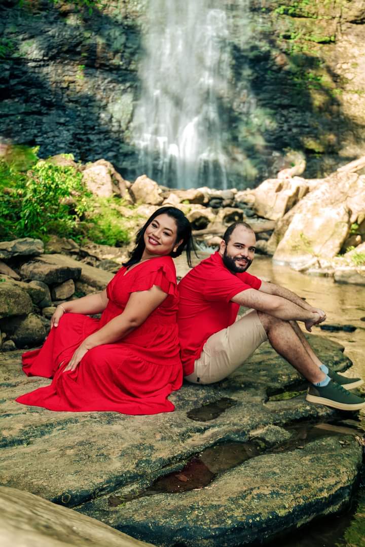 COLUNA SOCIAL - O médico Evandro Peres e sua noiva Patricia Gonzalez realizaram o ensaio fotográfico de noivado do casal no ponto turístico do véu da noiva em Ortigueira.